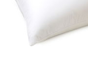 Nahaufnahme eines weißen Schlafkissens in der Größe 80 x 40 cm, seitliche Perspektive