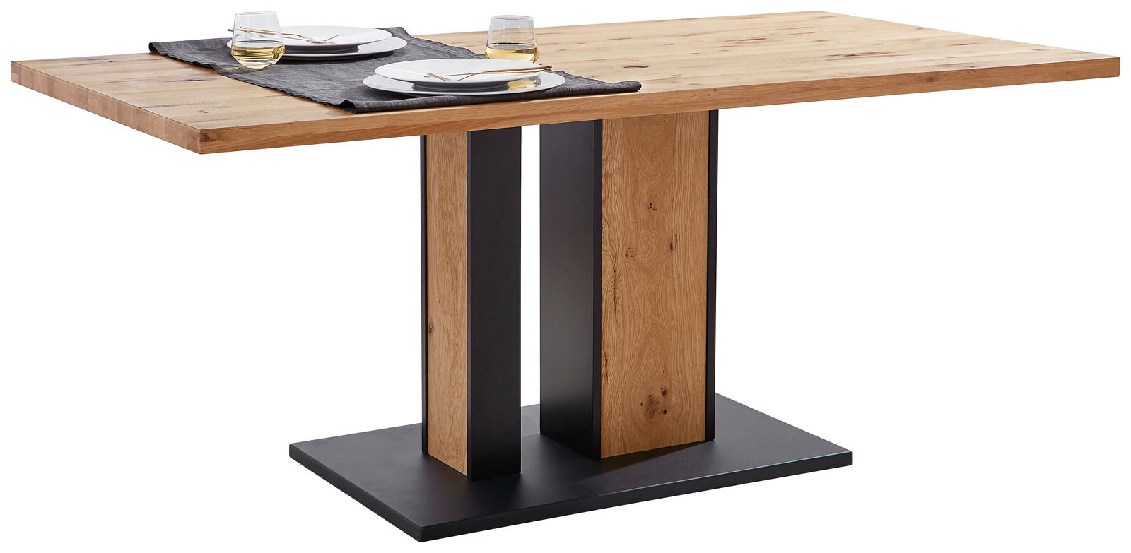 Moderner Esstisch aus Holz mit schwarzem Metallgestell, seitliche Perspektive, gedeckt mit Geschirr und Gläsern.