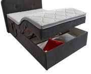 Boxbett der Serie ATHEN mit Motor, seitliche Perspektive, geöffnet mit sichtbarem Stauraum und Kissen.