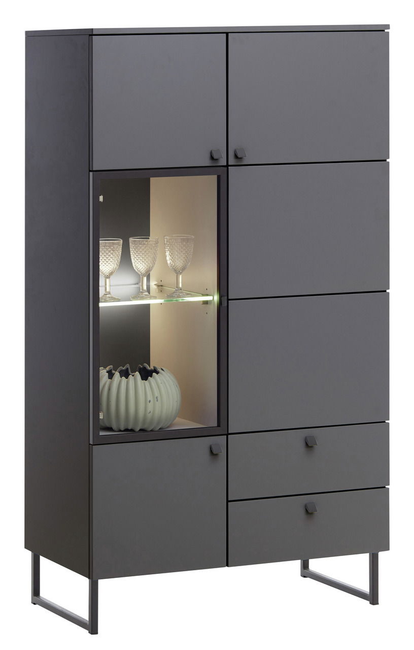 Moderne graue Vitrine mit Glaseinsatz, beleuchtet, gefüllt mit dekorativen Gläsern und einer Vase, seitliche Perspektive