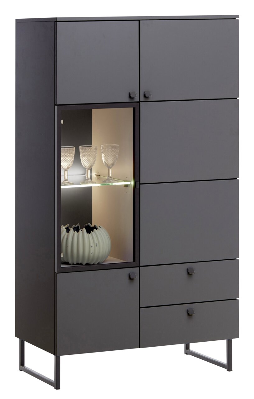 Moderne grijze vitrinekast met glazen inzetstuk, verlicht, gevuld met decoratieve glazen en een vaas, zijaanzicht