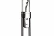 Nahaufnahme eines Teils des LED-Fluters ORSON, 27W+4,5W, mit metallischer Oberfläche und Schrauben.