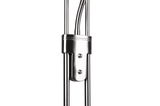 Nahaufnahme eines Teils des LED-Fluters ORSON, 27W+4,5W, mit metallischer Oberfläche und Schrauben.