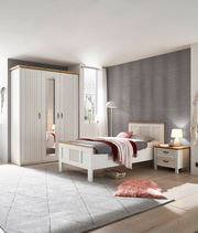 Schlafzimmermöbel-Set mit Bett, dreitürigem Kleiderschrank und Nachtkommode in heller Holzoptik, seitliche Perspektive