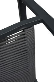 Detailansicht eines Gartensessels mit grauem Seilgeflecht und Metallrahmen, von oben betrachtet.