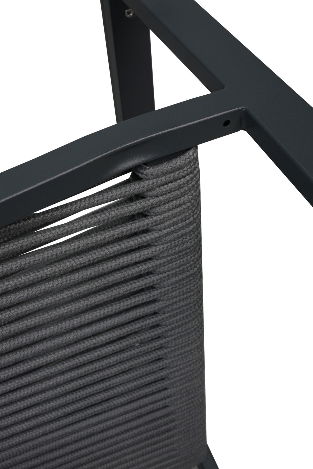 Detailansicht eines Gartensessels mit grauem Seilgeflecht und Metallrahmen, von oben betrachtet.