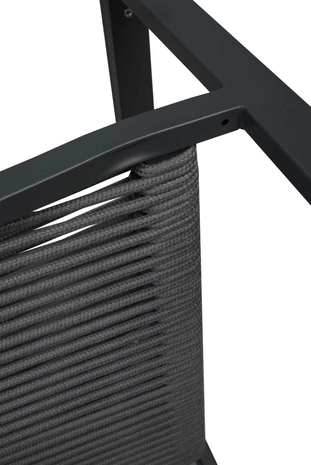 Detailfoto van een tuinstoel met grijs vlechtwerk en een metalen frame, gezien van bovenaf.