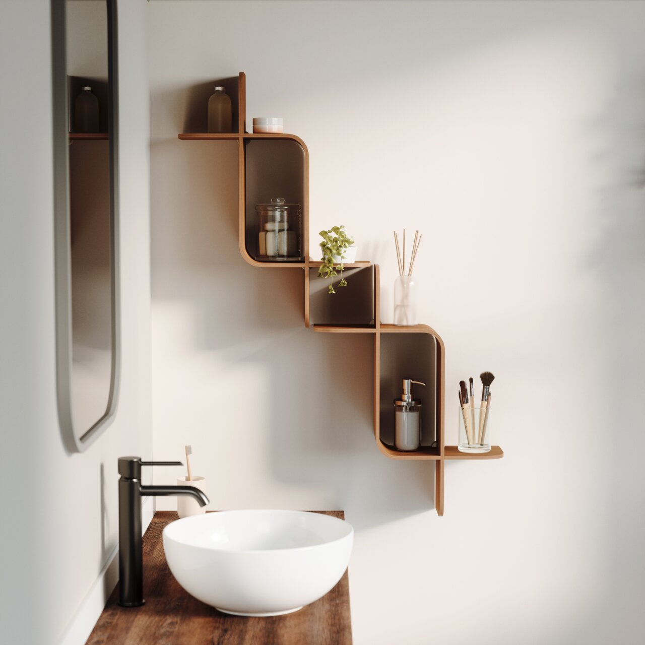 Moderne wandplank met een gebogen vormgeving, gezien vanaf de zijkant, versierd met planten en badkamerbenodigdheden.