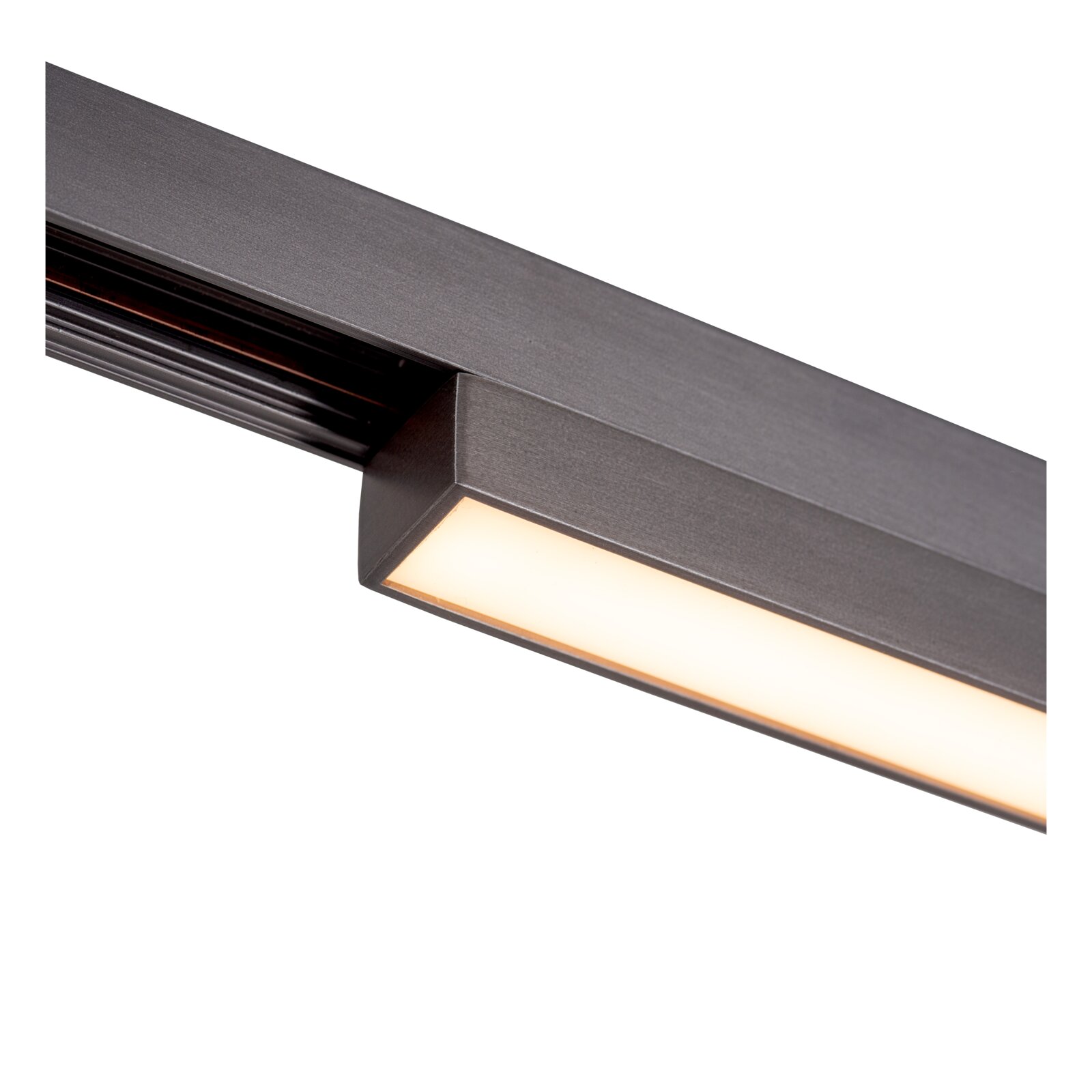 Close-up schuin zijaanzicht van een zwarte lineaire LED-railarmatuur met geïntegreerde lichtbalk en warme diffuser op witte achtergrond