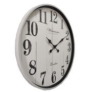 Wanduhr mit großem Ziffernblatt und schwarzen Zahlen, seitliche Perspektive