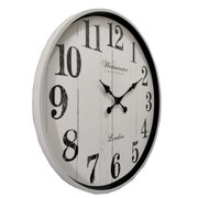 Wanduhr mit großem Ziffernblatt und schwarzen Zahlen, seitliche Perspektive