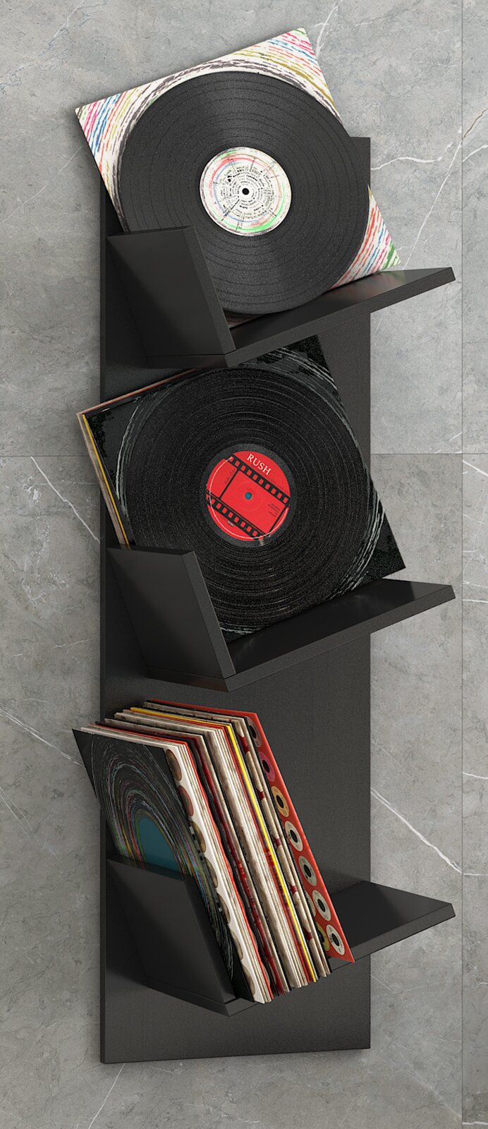Schwarzes, wandmontiertes Vinyl-Schallplattenregal mit drei schrägen Ablagen, darauf mehrere LPs und zwei sichtbare Schallplatten; frontale Ansicht mit leichter Schrägperspektive von oben.