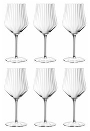 Sechs elegante Spritz- und Rotweingläser mit geriffeltem Design, frontal abgebildet.