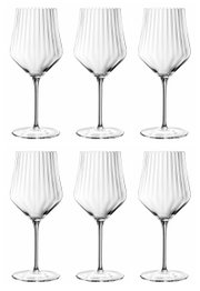 Sechs elegante Spritz- und Rotweingläser mit geriffeltem Design, frontal abgebildet.