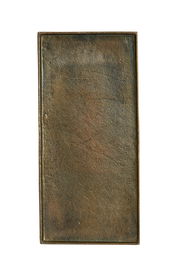 Rechteckige, flache Schale aus Metall mit rauer Oberfläche, von oben betrachtet.