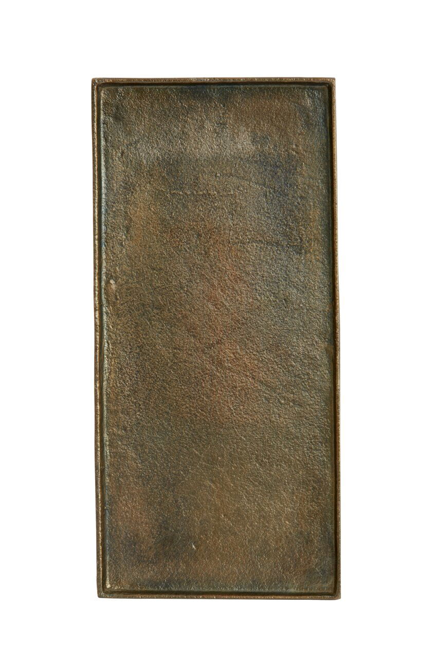 Rechteckige, flache Schale aus Metall mit rauer Oberfläche, von oben betrachtet.