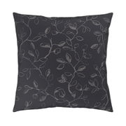 Dunkles Kissen mit floralem Muster, Vorderansicht