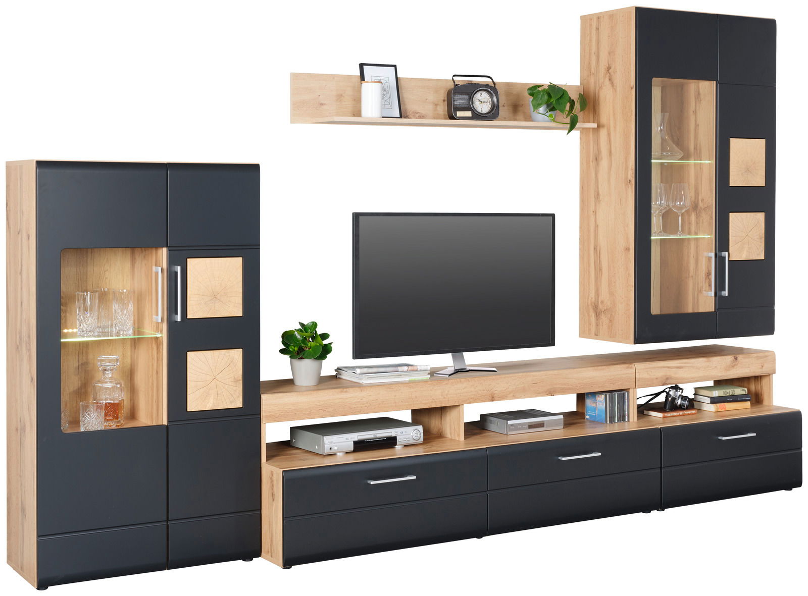 Moderne Wohnwand in Holzoptik mit schwarzen Elementen, bestehend aus mehreren Schränken und Regalen, frontal abgebildet.