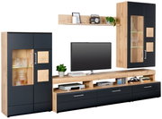 Moderne Wohnwand in Holzoptik mit schwarzen Elementen, bestehend aus mehreren Schränken und Regalen, frontal abgebildet.
