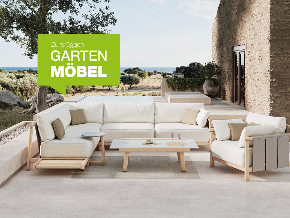 Helle Gartenmöbel-Lounge mit Sofa und Tisch auf Terrasse vor Naturkulisse, Schriftzug „Gartenmöbel“