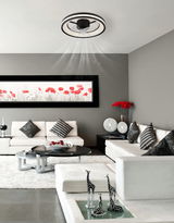 Moderner Deckenventilator mit integriertem Licht in einem stilvollen Wohnzimmer, Perspektive von unten.