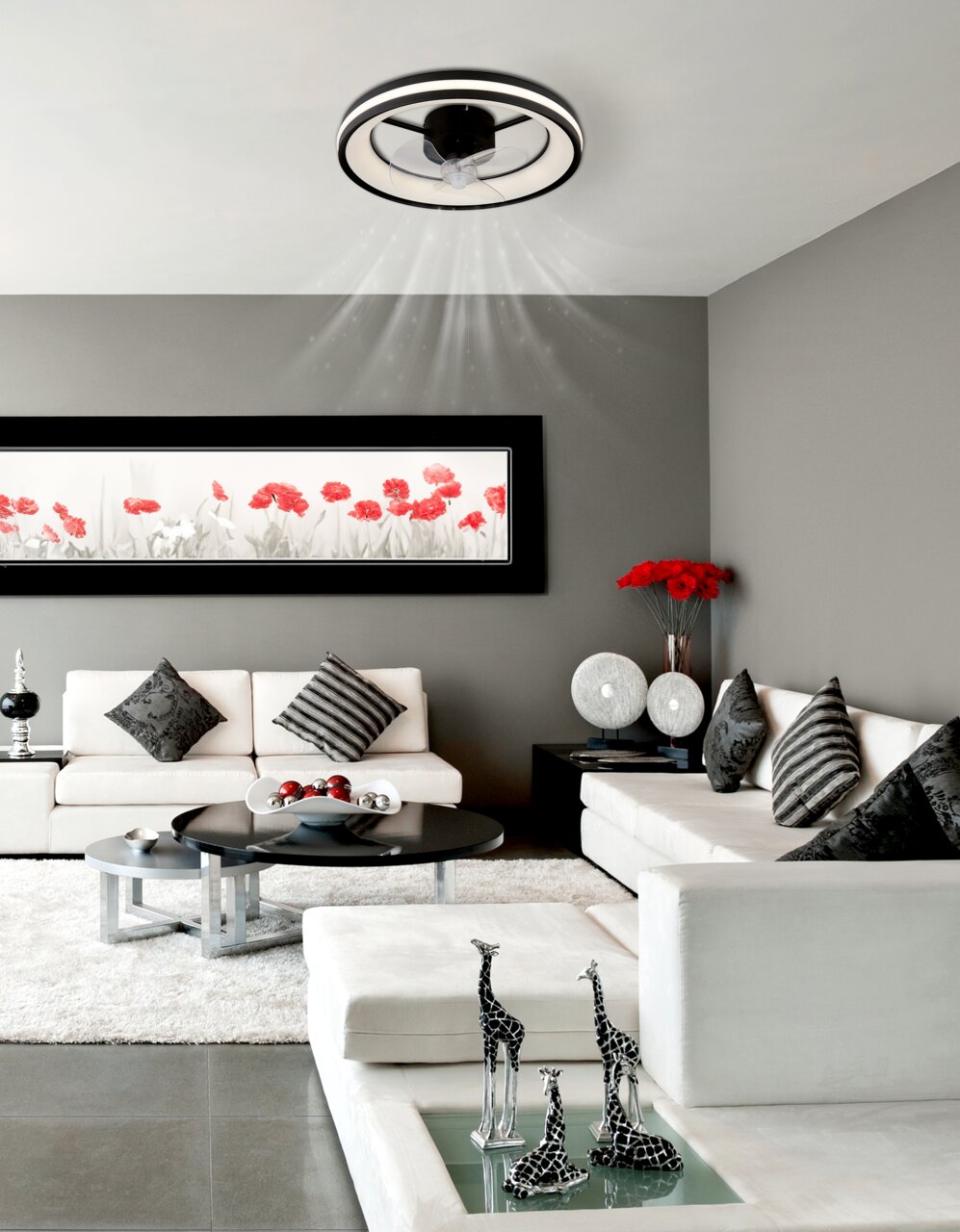 Moderner Deckenventilator mit integriertem Licht in einem stilvollen Wohnzimmer, Perspektive von unten.