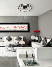 Moderner Deckenventilator mit integriertem Licht in einem stilvollen Wohnzimmer, Perspektive von unten.