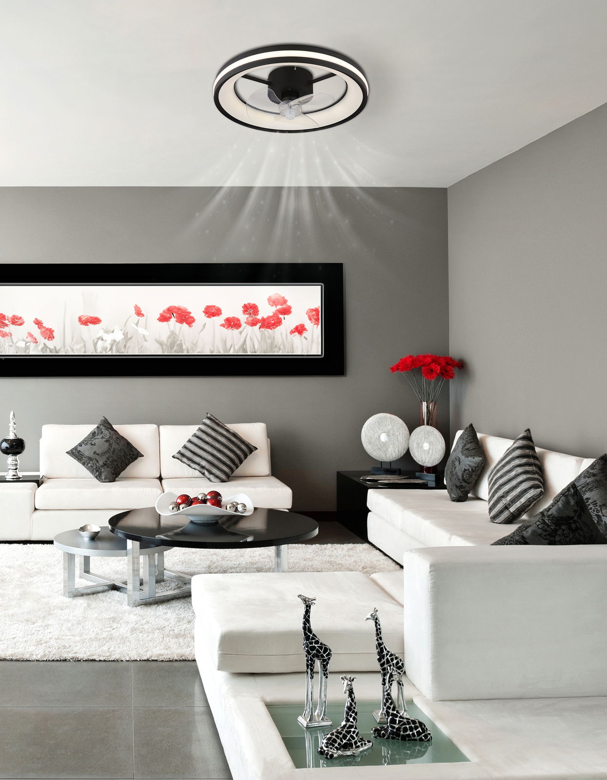 Moderner Deckenventilator mit integriertem Licht in einem stilvollen Wohnzimmer, Perspektive von unten.