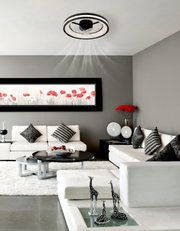 Moderne plafondventilator met ingebouwde verlichting in een stijlvolle woonkamer, gezien van onderaf.