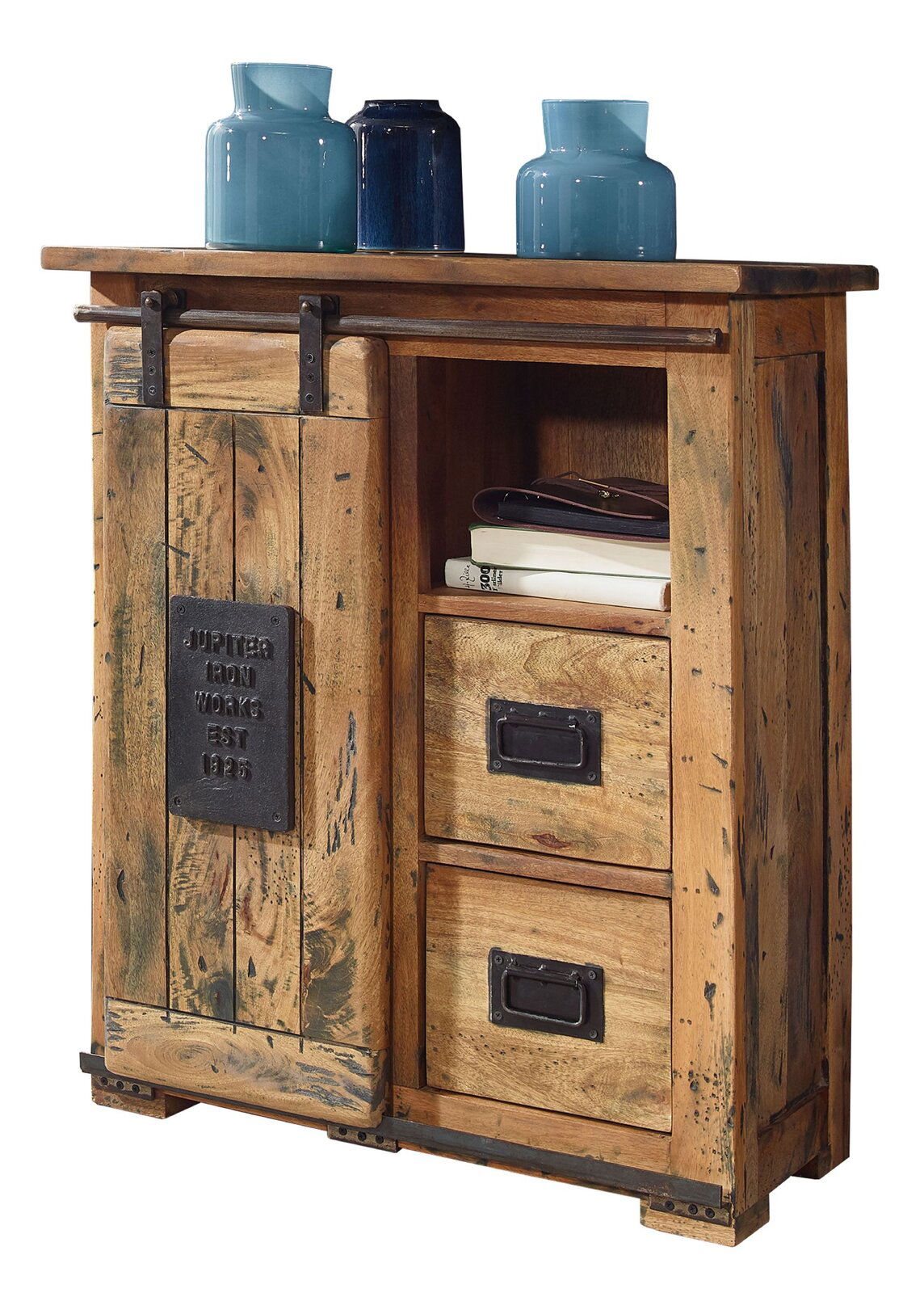 Z2 Sideboard II SALEM Rustikales Sideboard aus Holz mit Schiebetür und zwei Schubladen, dekoriert mit blauen Vasen, seitliche Perspektive