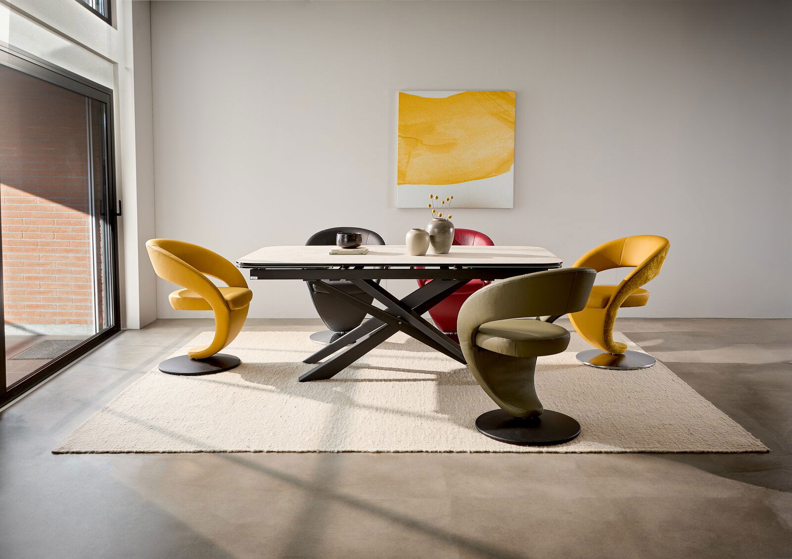 Moderano Sessel MEDINO Moderne Esszimmerstühle in verschiedenen Farben um einen Esstisch, seitliche Perspektive