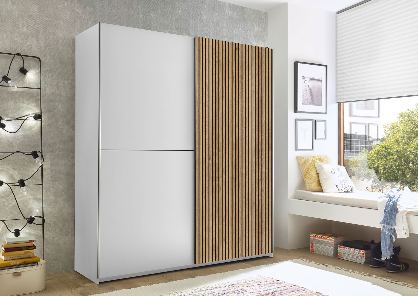 Z2 Schwebetürenschrank 2-türig BERNO Moderner Schwebetürenschrank mit zwei Türen, eine in Weiß und die andere mit Holzlamellen, in einem stilvollen Raum mit seitlicher Perspektive.