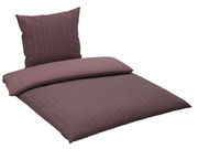 Wendebettwäsche in einem warmen Braunton mit feinen Streifen, bestehend aus einem Kissenbezug und einem Bettdeckenbezug, aus einer leicht seitlichen Perspektive fotografiert.