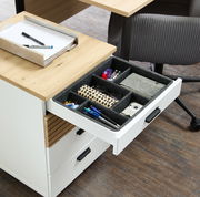 Rollcontainer Voleo GLENN mit geöffneter Schublade, von oben fotografiert, zeigt organisierte Fächer mit Büromaterialien.