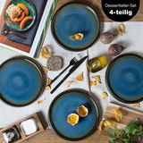 Vogelperspektive auf ein 4-teiliges Dessertteller-Set in Blau-Braun, dekoriert mit exotischen Früchten und Gewürzen auf einem Tisch.