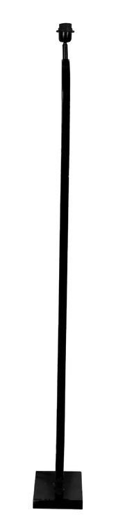 Schwarze Stehleuchte aus seitlicher Perspektive