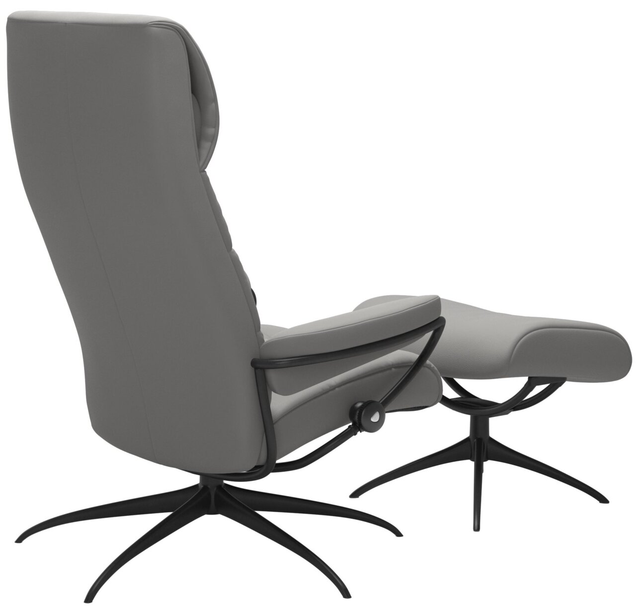 Zijaanzicht van een grijze fauteuil met bijpassende voetenbank, beide met een zwart draaipootje.