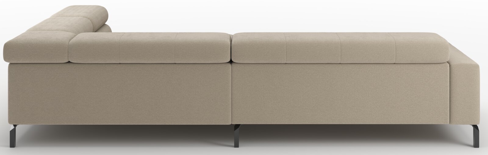 Beiges, modernes Sofa mit flachen Polstern, linker Armlehne und schwarzen Metallfüßen, Ansicht von vorne in leichter Seitenperspektive.