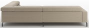 Beiges, modernes Sofa mit flachen Polstern, linker Armlehne und schwarzen Metallfüßen, Ansicht von vorne in leichter Seitenperspektive.