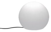 Weiße, kugelförmige Tischlampe mit schwarzem Kabel vor weißem Hintergrund, Frontansicht auf Augenhöhe