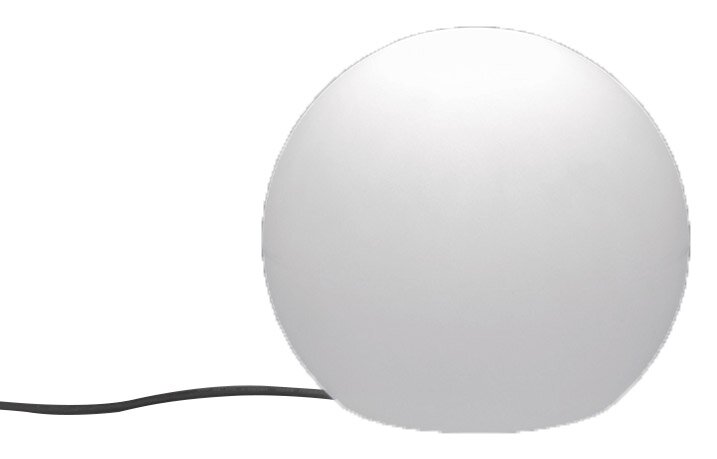 Weiße, kugelförmige Tischlampe mit schwarzem Kabel vor weißem Hintergrund, Frontansicht auf Augenhöhe