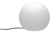 Weiße, kugelförmige Tischlampe mit schwarzem Kabel vor weißem Hintergrund, Frontansicht auf Augenhöhe