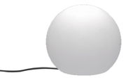Weiße, kugelförmige Tischlampe mit schwarzem Kabel vor weißem Hintergrund, Frontansicht auf Augenhöhe