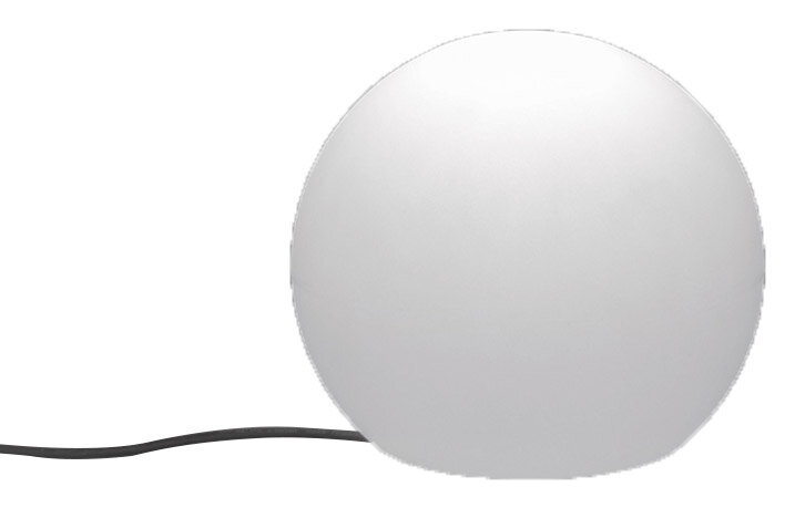 Weiße, kugelförmige Tischlampe mit schwarzem Kabel vor weißem Hintergrund, Frontansicht auf Augenhöhe