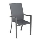Grauer Stapelsessel aus Metall mit Armlehnen, seitliche Perspektive