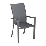 Grauer Stapelsessel aus Metall mit Armlehnen, seitliche Perspektive
