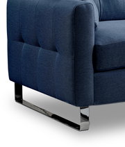 Detailaufnahme eines dunkelblauen, stoffbezogenen Sofas mit gesteppter Polsterung und verchromtem Kufenfuß, seitliche Perspektive