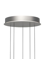 Moderne LED-Pendelleuchte in silberner Optik, von unten betrachtet, mit schlanken Aufhängungen.