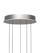 Moderne LED-Pendelleuchte in silberner Optik, von unten betrachtet, mit schlanken Aufhängungen.