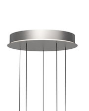 Moderne LED-Pendelleuchte in silberner Optik, von unten betrachtet, mit schlanken Aufhängungen.